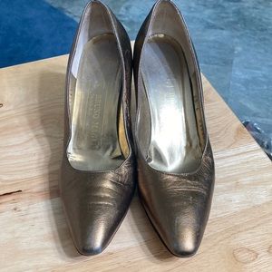 Gold Bruno Magli - size 6AA